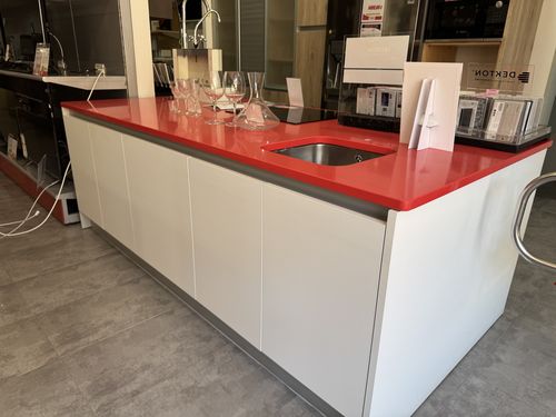Cocina isla con encimera Silestone y fregadero Teka