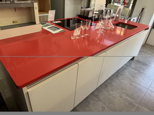 Cocina isla con encimera Silestone y fregadero Teka