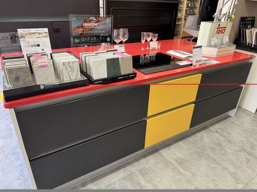 Cocina isla con encimera Silestone y fregadero Teka