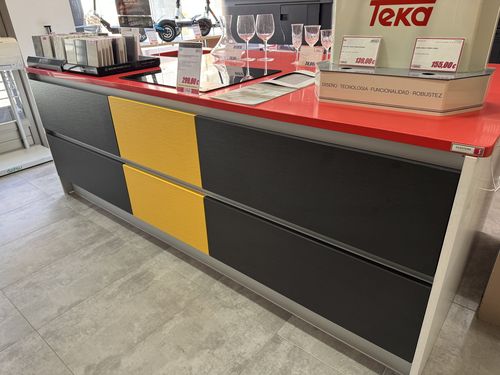 Cocina isla con encimera Silestone y fregadero Teka