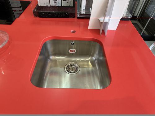 Cocina isla con encimera Silestone y fregadero Teka
