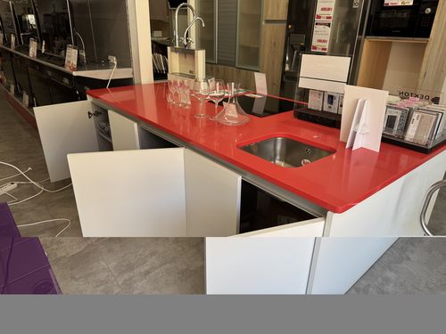 Cocina isla con encimera Silestone y fregadero Teka