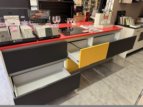 Cocina isla con encimera Silestone y fregadero Teka
