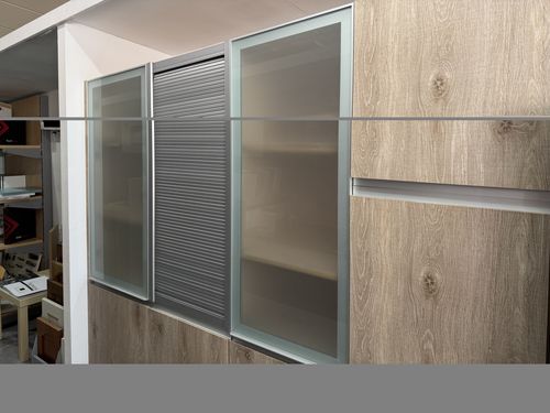 Cocina en roble con columna despensero y vitrinas — equipamiento full