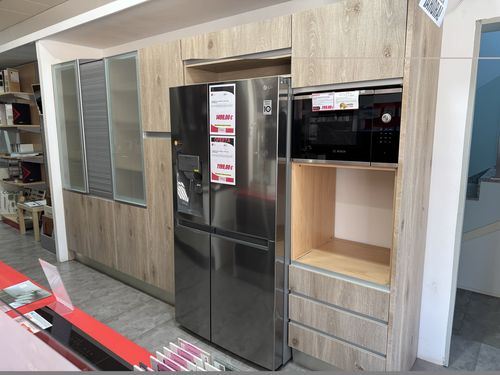 Cocina en roble con columna despensero y vitrinas — equipamiento full