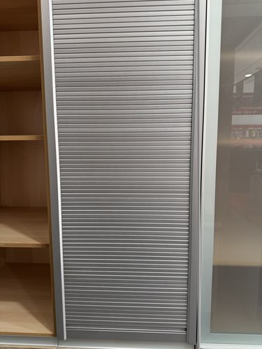 Cocina en roble con columna despensero y vitrinas — equipamiento full