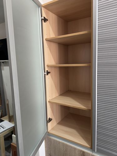 Cocina en roble con columna despensero y vitrinas — equipamiento full
