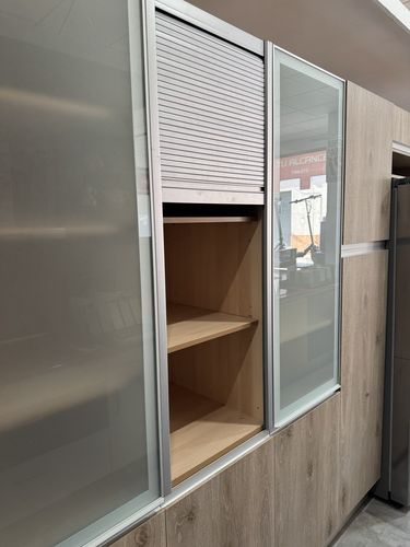 Cocina en roble con columna despensero y vitrinas — equipamiento full