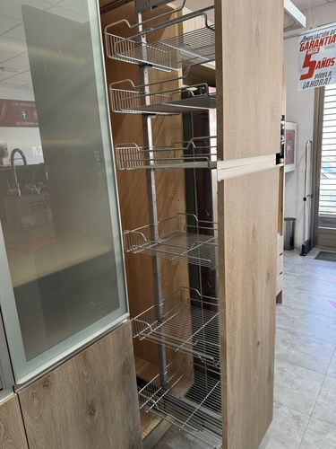 Cocina en roble con columna despensero y vitrinas — equipamiento full