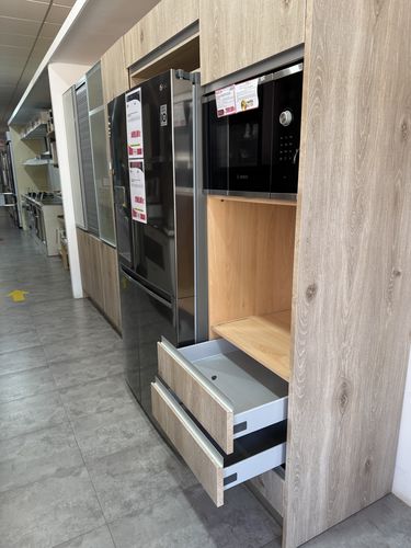 Cocina en roble con columna despensero y vitrinas — equipamiento full