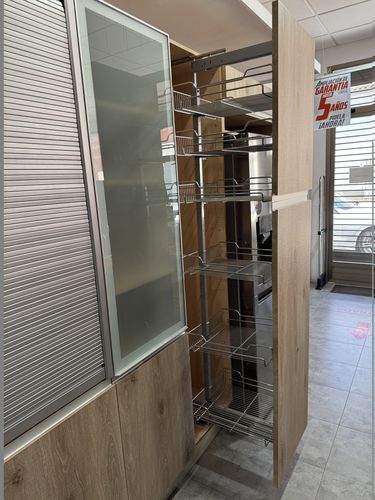 Cocina en roble con columna despensero y vitrinas — equipamiento full