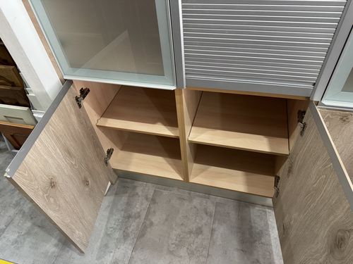 Cocina en roble con columna despensero y vitrinas — equipamiento full