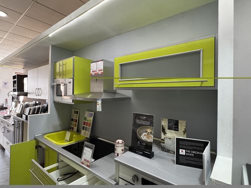 Cocina en línea PVC alto brillo verde pistacho con fregadero a juego