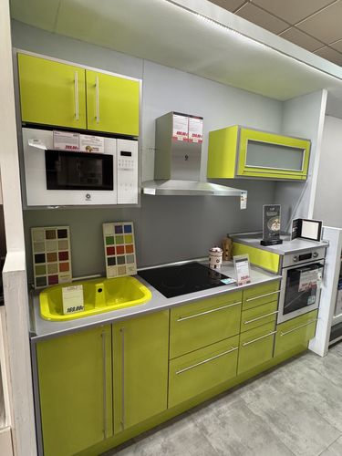 Cocina en línea PVC alto brillo verde pistacho con fregadero a juego