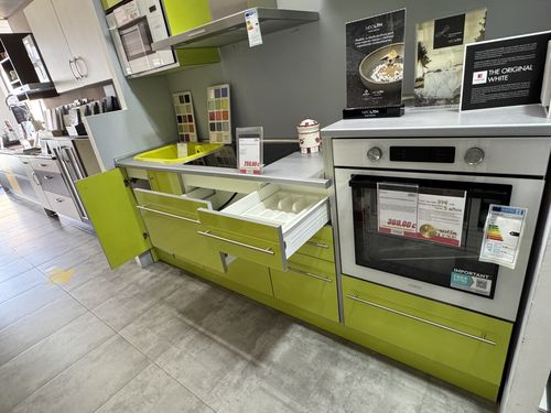 Cocina en línea PVC alto brillo verde pistacho con fregadero a juego