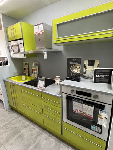 Cocina en línea PVC alto brillo verde pistacho con fregadero a juego